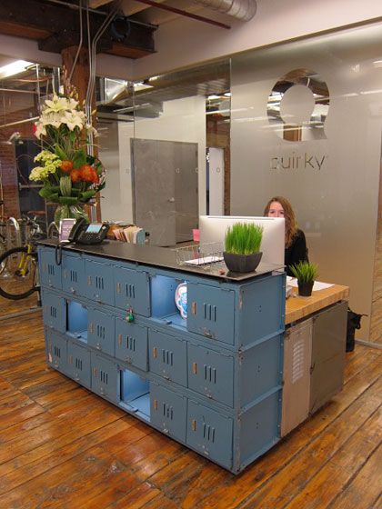 Reception; upcycle unexpected things to create the furniture you need Upcycled Reception Desk, Diy Cashier Counter, Creative Reception Desk Design, Diy Reception Desk, Small Reception Desk Design, Upcycle Material, Upcycling Ideas Furniture, Repurposed Storage, Reception Desk Area