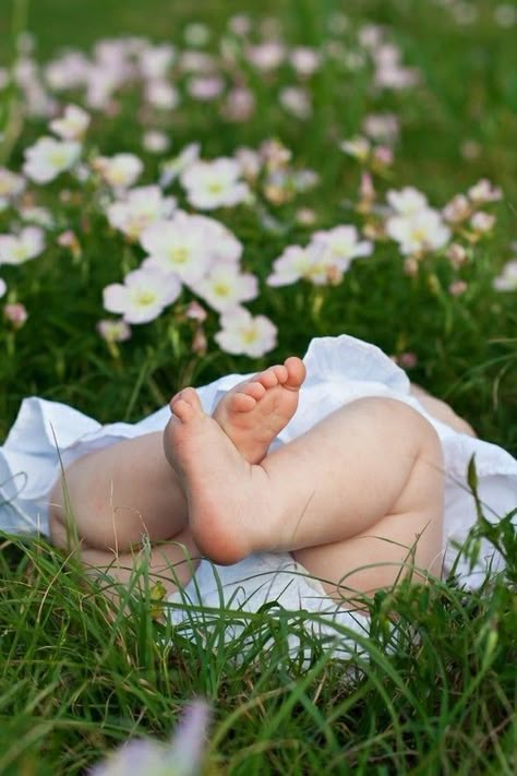 6 Month Baby Picture Ideas, Photo Bb, Chubby Baby, 1st Birthday Photoshoot, Photography Spring, Spring Photoshoot, Spring Pictures, Outdoor Baby, Baby Legs