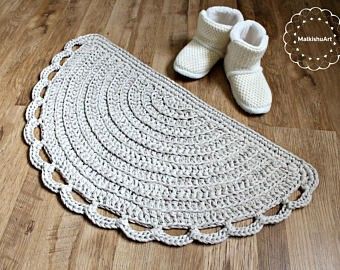 Crochet Half Moon, English Rug, Half Circle Rug, Diy Crochet Rug, Crocheted Rugs, Crochet Sun Hat, Crochet Rugs, Crochet Rug Patterns, Coat Blouse