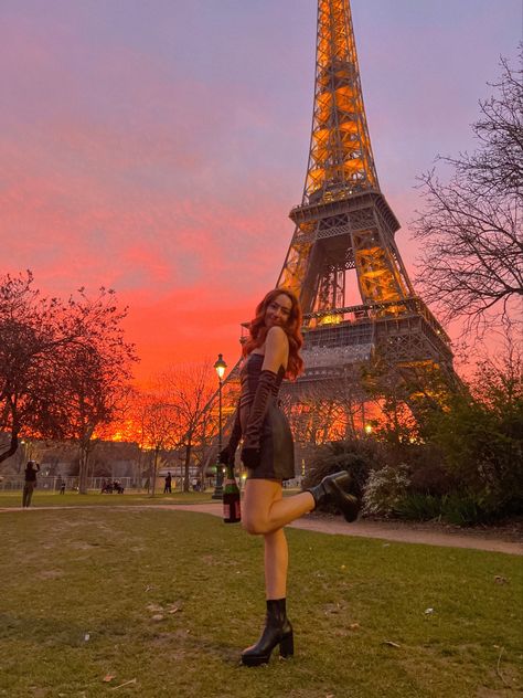 Paris outfit Eiffel Tower photo ideas inspo Effie’s Tower Pictures, Poses Near Eiffel Tower, Eiffel Tower Pose Ideas, How To Pose In Front Of Eiffel Tower, Tour Eiffel Pictures Ideas, Eiffel Tower Pics Ideas, Poses With Eiffel Tower, Eifell Tower Photoshoot, Poses In Paris Photo Ideas