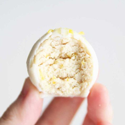 These lemon cheesecake protein balls are my go-to snack whenever I am looking for an instant boost of energy or even when I just want to treat myself and my loved ones with a sweet and zesty dessert made healthy. Cheesecake Protein Balls, Greek Yogurt And Peanut Butter, Protein Balls Healthy, Energy Bites Healthy, No Bake Energy, Healthy No Bake, Protein Balls Recipes, Strawberry Protein, Coconut Protein