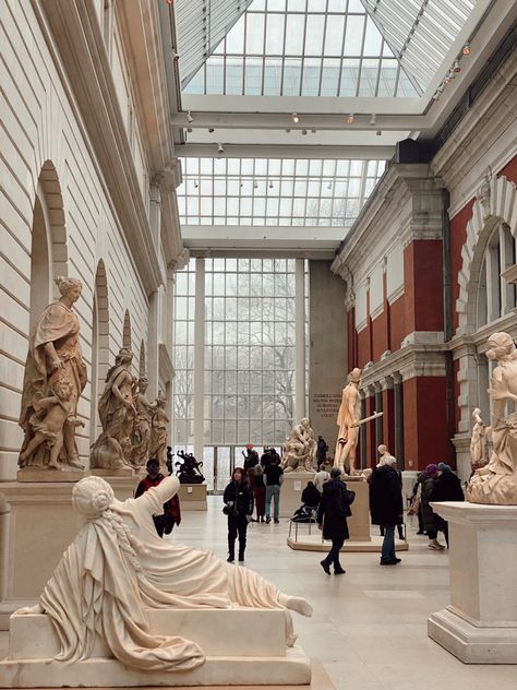 THE MET statues gallery NYC Nyc Museum Of Natural History, New York High Society Aesthetic, Nyc Art Gallery, The Met New York, New York City Activities, Rich Nyc Aesthetic, The Met Aesthetic, The Met Museum Aesthetic, Nyc Lifestyle Aesthetic