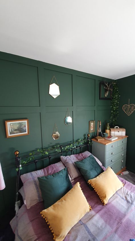 Paneling and dark green bedroom walls Green Wallpaper Bedroom, Bedroom Inspirations Green, Green Room Ideas Bedroom, Dark Green Rooms, Green Bedroom Walls, Green Bedroom Design, Wallpaper Letter, Green Bedroom Decor, Green Accent Walls