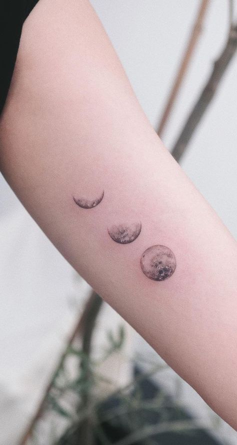 Small Moon Tattoos, Full Moon Tattoo, Tier Tattoo, Moon Phases Tattoo, Tattoo Parlor, Moon Tattoo Designs, Inspiration Tattoos, Disney Tattoo, E Tattoo