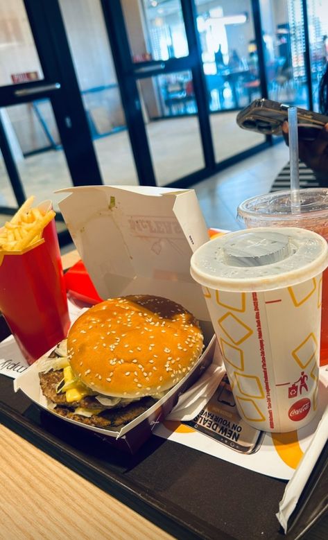 McDonald's
big mac Food Snaps Night, Coffee Snap, Ootd Drawing, Delicious Food Image, Fancy Breakfast, Food Captions, Good Morning Breakfast, Most Paused Movie Scenes, Pause Button