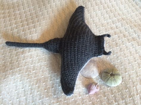 Crochet Manta Ray! From Simply Hooked: my knotty habit! Manta Ray Crochet Pattern, Crochet Manta Ray Pattern Free, Manta Ray Crochet Pattern Free, Sting Ray Crochet, Crochet Stingray Pattern Free, Crochet Manta Ray, Crochet Ray, Stingray Crochet, Crochet Stingray