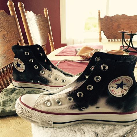 dip dye converse. #diy #chucks #tiedye Painted Vans High Tops, Bleaching Converse, Black Converse Painting Ideas, Dye Converse Diy, Converse Diy Painted, Bleach Converse, Bleached Converse, Converse Painting Ideas, Custom Converse Ideas