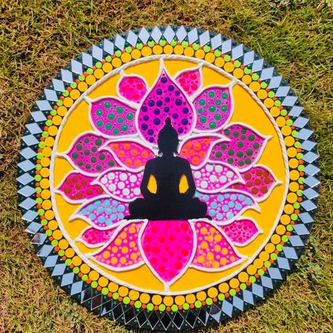 Mandala Art On Circle Canvas, Lippan Art Circle Design, Lippon Art Designs Round, Buddha Lippan Art, Lippan Kaam, Mirror Canvas Art, Buddha Wall Decor, Painted Mirror Art, Buddha Art Drawing