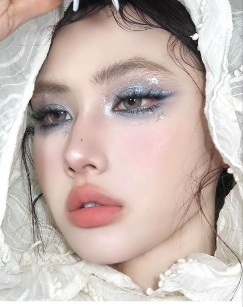 Makeup Looks Cool Tones, Make Up Inspo For Prom, Silver White Outfit, Ice Makeup Looks, Makeup Looks Silver, Cool Tone Makeup Looks, Cool Toned Makeup Looks, Blue Eye Makeup Looks, Princess Makeup Looks