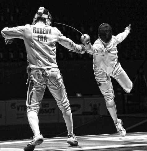 Saint Petersburg, 25 0ctober 2013 WORLD COMBAT GAMES FENCING Ph Augusto Bizzi — in Saint Petersburg City, Russia. Epee Fencing, Fencing Foil, Fencing Sport, Action Pose Reference, Anatomy Poses, Body Reference Poses, Sports Figures, Samurai Warrior, Sports Gym