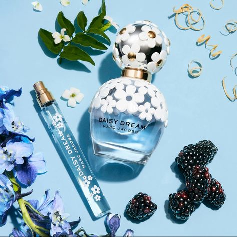 Marc Jacobs Daisy Dream, Fragrance Review, Fragrance lovers, Sephora, summer fragrance, beauty products. Marc Jacobs Daisy Dream Aesthetic, Daisy Dream Marc Jacobs, Marc Jacobs Daisy Perfume, Daisy Perfume, Pretty Perfume, London Dreams, Winter Fragrance, Pretty Perfume Bottles, Spring Scents