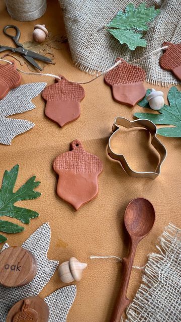 Alyssa | Nature Play Stylist on Instagram: "Clay Acorn 🌳🍂 Garland This autumn acorn garland is easy to create using only a few supplies! It was also a fun craft to kick off our October @naturestudy.club theme of Deciduous Trees. We used: 🍂 Terra Cotta Air Dry Clay 🍂 Burlap 🍂 Acorn Cookie Cutter 🍂 Jute Twine Roll out the clay to about a quarter inch thickness. Press burlap on the top half for the texture of the acorn cap. Cut the acorn shape and press a small hole in the stem. Let it dry ab Terra Cotta Air Dry Clay, Autumn Air Dry Clay, Air Dry Clay Garland, Air Dry Clay Fall Projects, Fall Air Dry Clay Projects, Fall Clay Projects, Air Dry Clay Halloween, Clay Acorn, Easy Garland