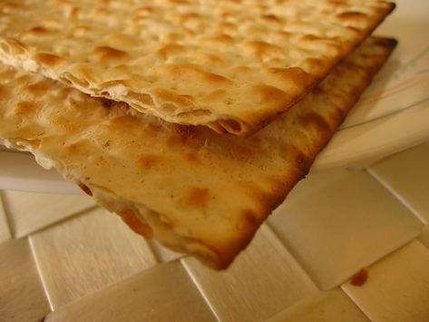 Homemade Matzo Jewish Meals, Matzah Recipes, Baking Savory, Unleavened Bread Recipe, Passover Ideas, Feast Of Unleavened Bread, Seder Meal, Jewish Foods, Matzo Meal