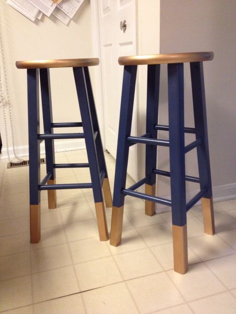 Bar stools. Purchased from Target. Originally natural wood finish. Spray painted with Krylon Oxford Blue including primer. Sprayed legs and seat with Krylon metallic gold. Wood Barstool Makeover, Chair Makeover Ideas, Wood Chair Makeover, Bar Stool Makeover, Painted Bar Stools, Home Bar Essentials, Stool Makeover, Blue Bar Stools, Painted Stools