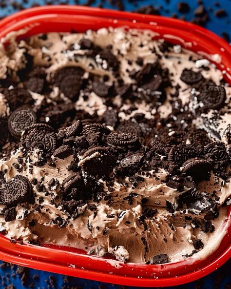 No-Bake Oreo Mud Pie Oreo Dirt Dessert Recipe, No Bake Oreo Mud Pie, Simple Oreo Dessert, Oreo Dirt Pudding Recipe, Oreo Mud Cake, Easy Mud Pie Recipe, Oreo Mud Pie Recipe, Oreo Mud Pie, Oreo Dirt Dessert