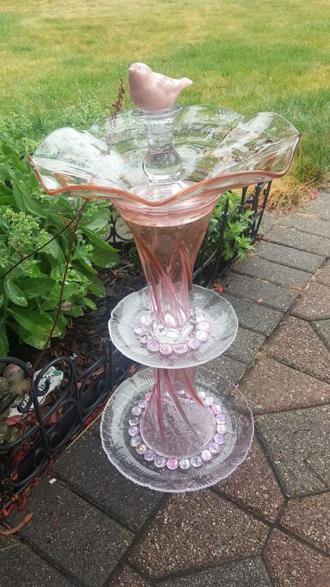 Glassware Garden Art, Glass Bird Bath, Glass Bird Feeders, Glassware Crafts, Garden Totem, Flea Market Gardening, Glass Garden Flowers, Garden Totems, Bird Bath Garden