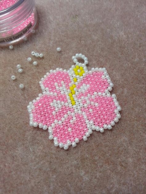 beaded hibiscus flower Anting Manik, Miyuki Beads Pattern, Seed Bead Crafts, Beadwork Designs, Beading Patterns Free, Beaded Jewlery, Brick Stitch Earrings, Bead Sewing, Seed Bead Patterns