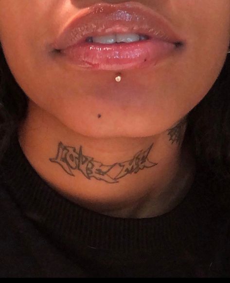 Lip Piercing Labret, Mouth Piercings, Pretty Ear Piercings, Black Acrylic Nails, Face Piercings, Cool Piercings, Labret Piercing, Teeth Jewelry, Facial Piercings