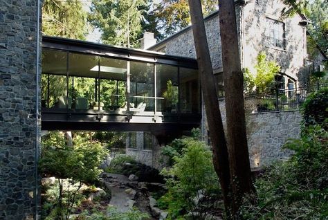 This Vancouver residence takes advantage of its surroundings in a dramatic way. Called the 'Ravine House', the home consists of two structures connected by a st Bridge Homes, Ravine House, Window Hallway, Magical Bridge, River Homes, A House In The Woods, Glass Walkway, Ski Pass, Forest House