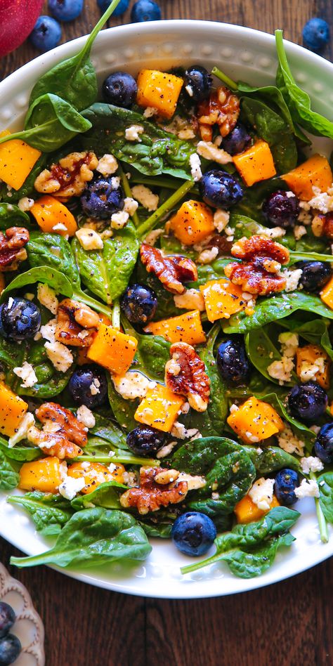 Mango Salad with Spinach, Walnuts, Blueberries and Feta Cheese - in a white bowl. Salad With Blueberries, Salad With Spinach, Sommer Mad, Blueberry Salad, Fresh Salad Recipes, Lemon Honey, Honey Mustard Dressing, Best Salad Recipes, Walnut Salad