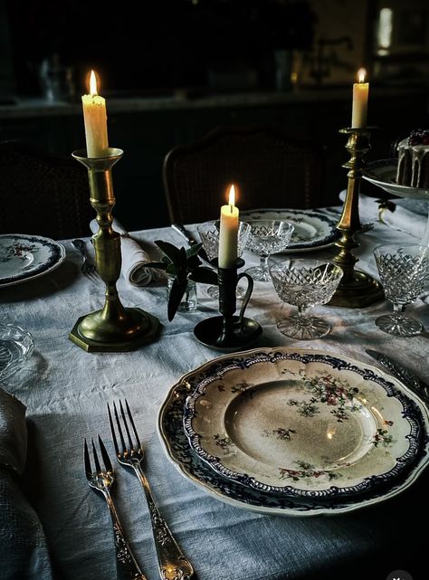 Fae Aesthetic Wedding, Dark Dinner Table Aesthetic, Round Table Aesthetic, Moody Thanksgiving Tablescape, Antique Table Setting, Moody Tablescape, Thanksgiving Entertaining, New Years Dinner, Dinner Party Table