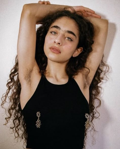 yöyr — https://instagram.com/d.3b4?igshid=6jpaszyq1lk Real Bodies, Photographie Portrait Inspiration, Beauty Standards, Nalu, 영감을 주는 캐릭터, Body Hair, Curly Hair, Pretty People, Beautiful People