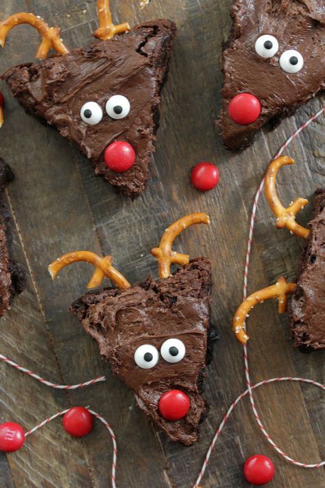 Reindeer Brownies - Eat. Drink. Love. Reindeer Brownies With Pretzels, Reindeer Brownies Christmas Treats, Reindeer Desserts, Brownie Reindeer, Christmas Themed Snacks, Reindeer Brownies, Reindeer Brownie, Frosted Brownies, Baking Competition