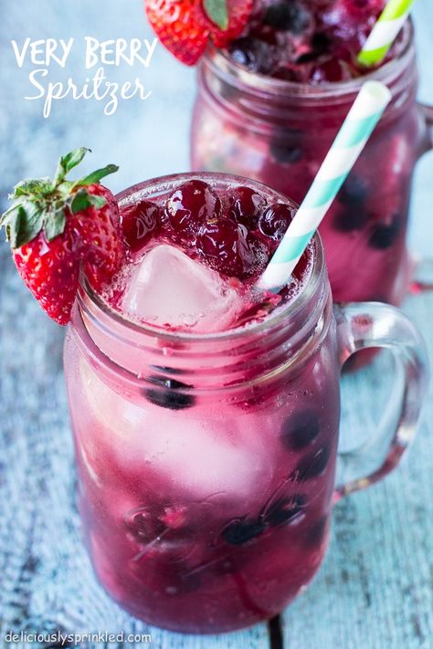 Very berry spritzer Fresh Strawberry Lemonade, Holiday Punch Recipe, Spritzer Recipes, Berry Punch, Berry Drinks, Holiday Punch, Tasty Drinks, Delicious Drink Recipes, Very Berry