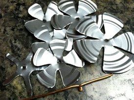 Aluminum Can Art, Pop Can Crafts, Can Projects, Tuna Can, Tin Can Lanterns, Tin Can Flowers, Can Flowers, Soda Can Crafts, Recycled Tin Cans