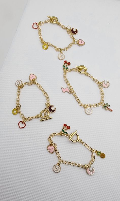 Charm bracelet for any occasion with letter charm for personalized effect. Charm Bracelet Inspiration, Charm Bracelet Party, Charm Bracelet Ideas Diy, Friendship Charm Bracelets, Charm Bracelet Ideas, Charm Bracelet Aesthetic, Charm Bracelets Diy, Charm Bracelet Diy, Charm Necklace Diy