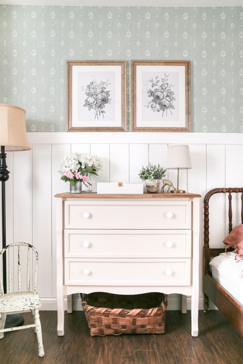 Cozy Bedroom Wallpaper, Vintage Bedroom Design, Girls Bedroom Vintage, Toddler Girl Bedroom, Vintage Girls Rooms, Vintage Floral Wallpaper, Toddler Bedroom Girl, Floral Bedroom, Big Girl Bedrooms