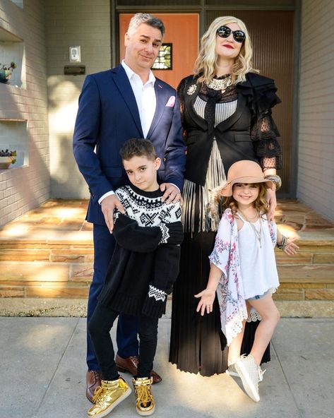 Schitt's Creek Costume Inspiration For Kids and Families Iconic Moms Costumes, Famous Mom Costumes, Schitts Creek Costume, Family Group Costumes, Mom Prom, Family Halloween Costume Ideas, Family Halloween Costume, Costume Inspirations, Moira Rose