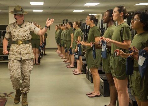 Women Marines, Marine Graduation, Marine Corps Bootcamp, Women Soldiers, Female Military, Military Motivation, Drill Instructor, Us Army Soldier, Military Workout