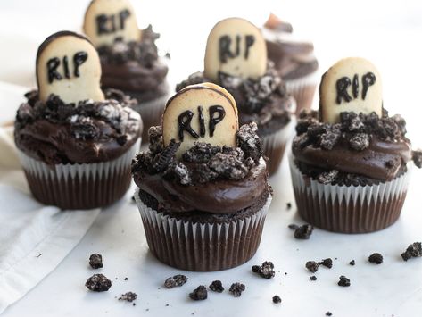 Graveyard Cupcakes Grave Yard Cupcakes, Graveyard Cupcakes Halloween, Rip 20s Cupcakes, Halloween Chocolate Cupcakes, Cupcake Halloween Ideas, Coffin Cupcakes, Gravestone Cupcakes, Chocolate Halloween Cupcakes, Cupcake Halloween Decoration