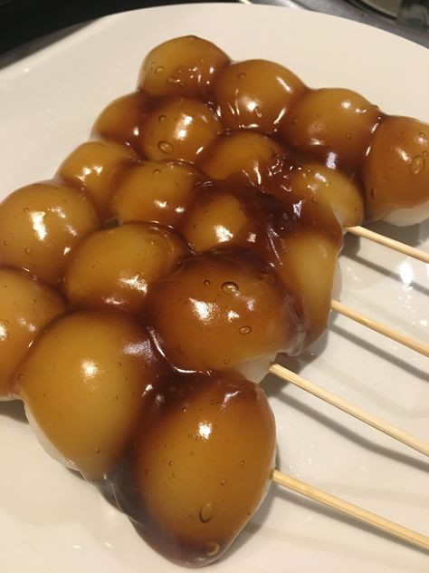 Japanese dango with sweet sauce Easy Dango Recipe, Dango Aesthetic, Hanami Dango, Mitarashi Dango Aesthetic, How To Make Hanami Dango, Mitarashi Dango, Japanese Deserts Aesthetic, Tokyo Food, School Lunch Recipes