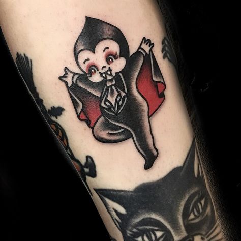 𝔎𝔯𝔦𝔰𝔱𝔦𝔫𝔞 on Instagram: “Spooky friend tatts with @_yyasmeenn & @randinewport thanks for the lil Dracula kewpie 🧛🏻‍♂️🖤 @philhatchetyau” Spooky Kewpie, Vintage Halloween Tattoos, Traditional Tattoo Halloween, Vampire Tattoo Designs, Breaking Bad Tattoo, Kewpie Tattoo, Vampire Tattoo, Traditional Tattoo Inspiration, Tattoo Trend