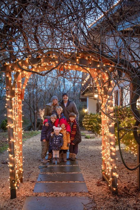 Christmas Arches Outdoor, Christmas Arbor, Door Decorating Contest Christmas Office, Door Decorating Contest Christmas, Christmas Arches, Classroom Door Decoration Ideas, Door Hardware Exterior, Christmas Entrance, Contemporary Gates