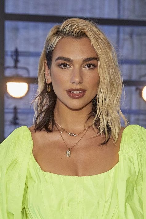 Black Underneath Hair, Blonde On Top Black Underneath, Best Summer Hair Color, Dua Lipa Hair, Dark Hair Short, Toned Hair, Summer Hair Color Ideas, Two Toned Hair, Underneath Hair