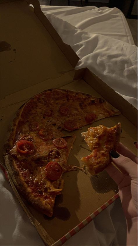 Dinner In Bed Aesthetic, Pizza Dark Aesthetic, Diner Aesthetic Night, Pizza Dinner Aesthetic, Late Night Snacks Aesthetic, Pizza Aesthetic Night, Dinner Night Aesthetic, Night Dinner Aesthetic, Pizza Night Aesthetic