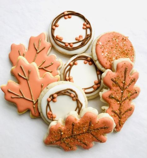 Maple Leaf Cookies Royal Icing, Simple Fall Royal Icing Cookies, Simple Fall Decorated Cookies, Fall Icing Cookies, Easy Fall Royal Icing Cookies, Circle Fall Cookies Decorated, Fall Leave Cookies, Round Cookie Decorating Ideas Fall, Fall Leaves Cookies Royal Icing