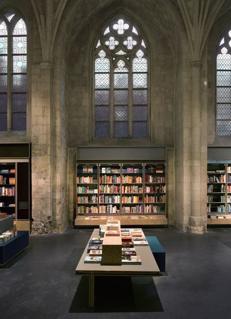 One branch of the popular Dutch bookstore chain Selexyz can be found right inside of a 13th century Dominican church in Maastricht, Holland. The project known as Selexyz Dominicanen Maastricht, was designed by architecture firm Merkx + Girod. Church Conversions, Beautiful Library, Modern Library, Home Libraries, Places In Europe, Old Church, Library Books, 인테리어 디자인, Innovation Design