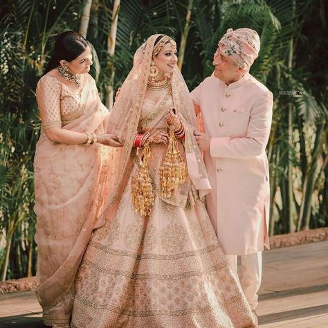 Fab Weddings on Instagram: “Loved how everyone is colour-coordinated and matched the theme.  These are truly goals🤩 Bride @saumyachopraaa Groom @kanisthr Outfit…” Father Of The Bride Attire, Bride Groom Poses, Bride Entry, Bride Attire, Brides Mom, Family Wedding Photos, Desi Bride, Bride Photoshoot, Groom Accessories