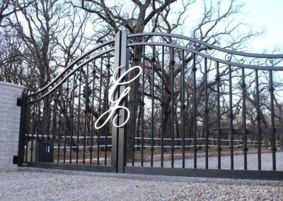 Black Iron Gates Entrance, Unique Gate Design Entrance, Estate Driveway Entrance, Black Iron Gates Driveway, Iron Gates Entrance Driveways, Farmhouse Driveway Gate, Property Fence, Black Iron Gate, Ranch Entrance Ideas