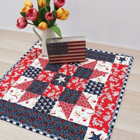 Free Table Runner Quilt Patterns Jelly Rolls, Quilt Patterns Table Runners, American Flag Quilt, Patriotic Table Runner, Table Topper Patterns, Mini Quilt Patterns, Flag Quilt, Quilted Table Runners Patterns, Patriotic Quilts