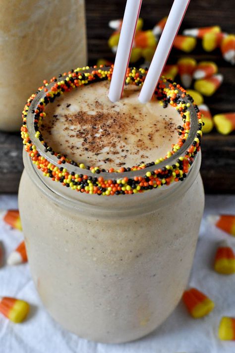 Alcoholic pumpkin pie milkshakes YUM Pumpkin Drink, Shake It Up, Pumpkin Carving Party, Desserts Vegan, Spa Water, Think Food, Milkshakes, Healthy Dessert, Kombucha