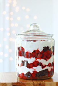 Black Forest Jar Fruit Pizza Christmas, Black Forest Trifle, Pizza Christmas, Delicious Holiday Desserts, Desserts In A Glass, Cupcake In A Jar, Cream Cheese Topping, Glass Cookie Jars, Christmas Dinner Menu