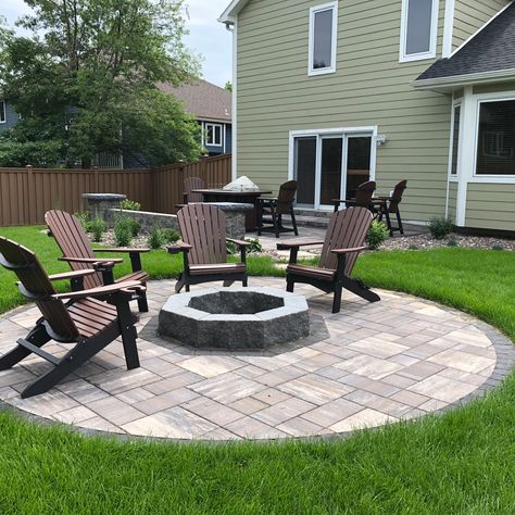 Circular Paver Fire Pit, Round Paver Patio With Fire Pit, Concrete Pad Fire Pit Area, Pavers Fire Pit Area, Small Fire Pit Ideas Backyard, Paver Fire Pit Patio, Flagstone Backyard, Flagstone Landscaping, Fire Pit Pavers