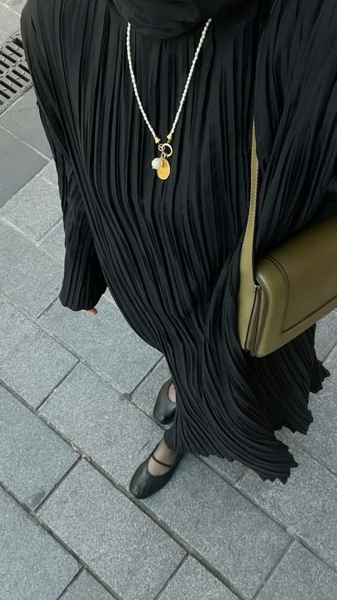 Black Abaya Outfit, Muslim Fashion Dress Modern, Cute Fashion Style, Perfect Makeup Look, Dress Abaya, Modern Hijab Fashion, Slouchy Bag, Muslim Outfits Casual, Hijabi Fashion Casual