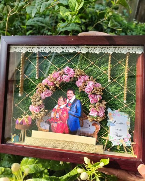 Shadow Box Wedding Gift, Wedding Shadow Box Ideas, Gift Decoration Ideas, 3d Photo Frame, Frames Diy Crafts, Frames Diy, Shadow Box Gifts, Wedding Shadow Box, Embroidery Hoop Art Diy