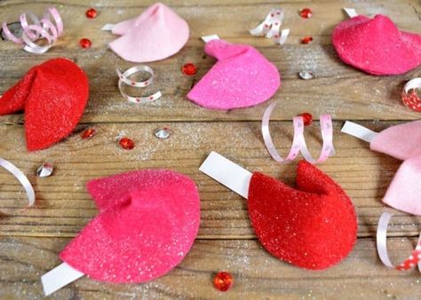 19 DIY Felt Valentine's Day Decorations - The Yellow Birdhouse Valentine Fortune Cookies, Cookies Valentines Day, Cookies Valentines, Nails Valentine, Valentine's Day Decorations, Felt Roses, Fortune Cookies, Diy Valentine, Crafts Gifts